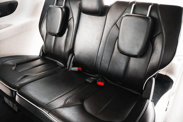 Photo of 2022 Silver Mist Clearcoat Chrysler Pacifica