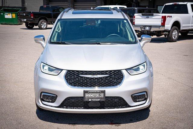 Photo of 2022 Silver Mist Clearcoat Chrysler Pacifica