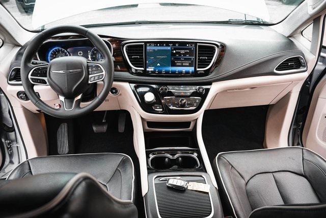 Photo of 2022 Silver Mist Clearcoat Chrysler Pacifica