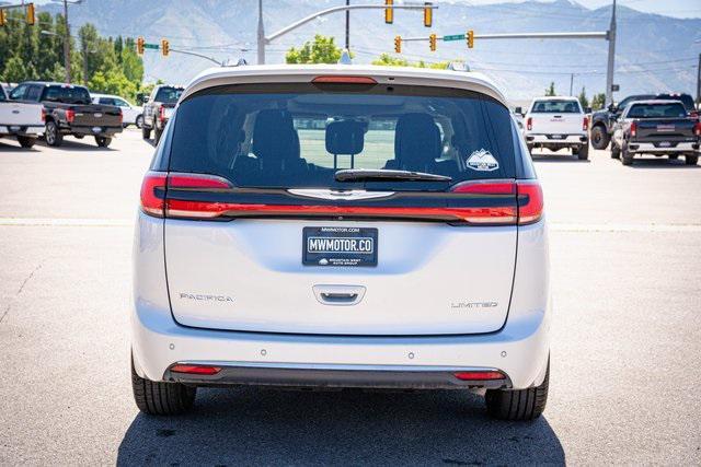 Photo of 2022 Silver Mist Clearcoat Chrysler Pacifica