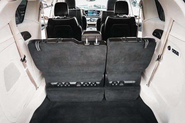 Photo of 2022 Silver Mist Clearcoat Chrysler Pacifica