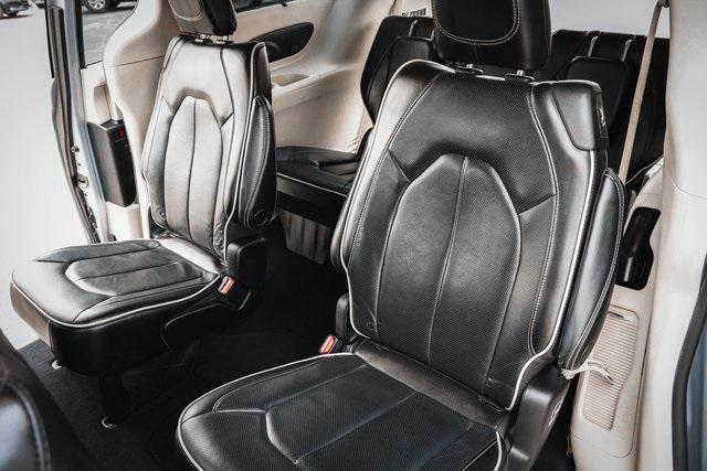 Photo of 2022 Silver Mist Clearcoat Chrysler Pacifica