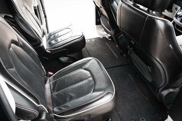 Photo of 2022 Silver Mist Clearcoat Chrysler Pacifica
