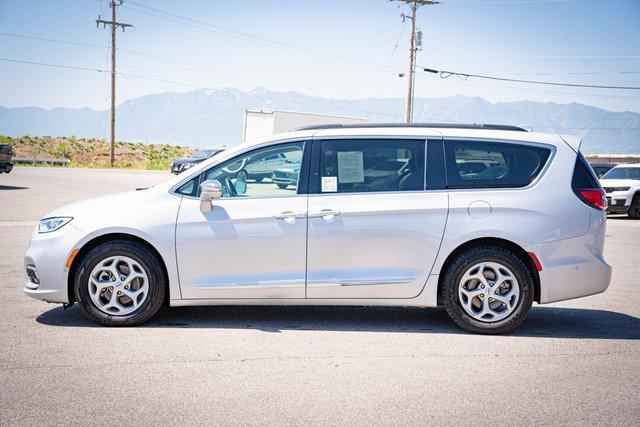 Photo of 2022 Silver Mist Clearcoat Chrysler Pacifica