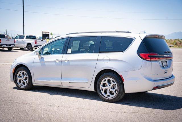 Photo of 2022 Silver Mist Clearcoat Chrysler Pacifica