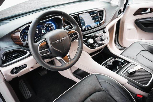 Photo of 2022 Silver Mist Clearcoat Chrysler Pacifica