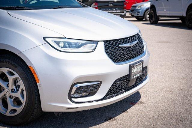 Photo of 2022 Silver Mist Clearcoat Chrysler Pacifica