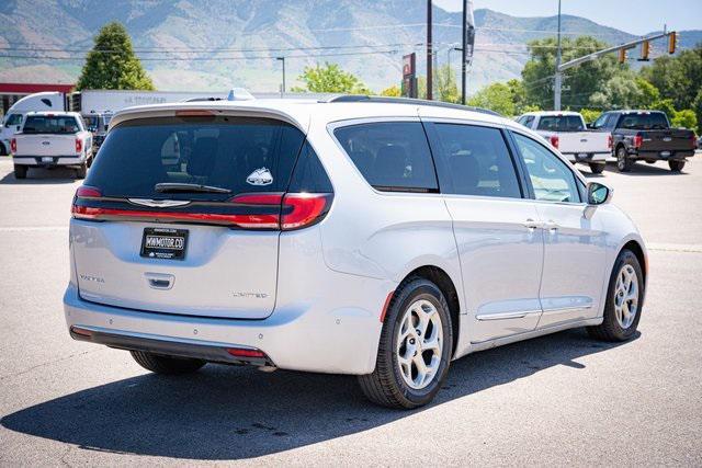 Photo of 2022 Silver Mist Clearcoat Chrysler Pacifica