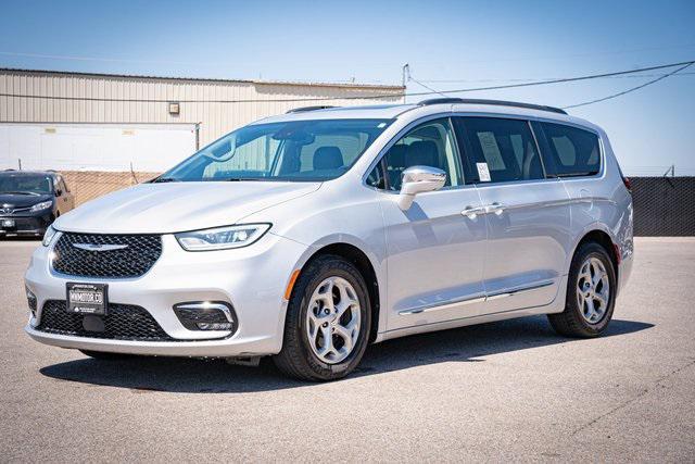 Photo of 2022 Silver Mist Clearcoat Chrysler Pacifica