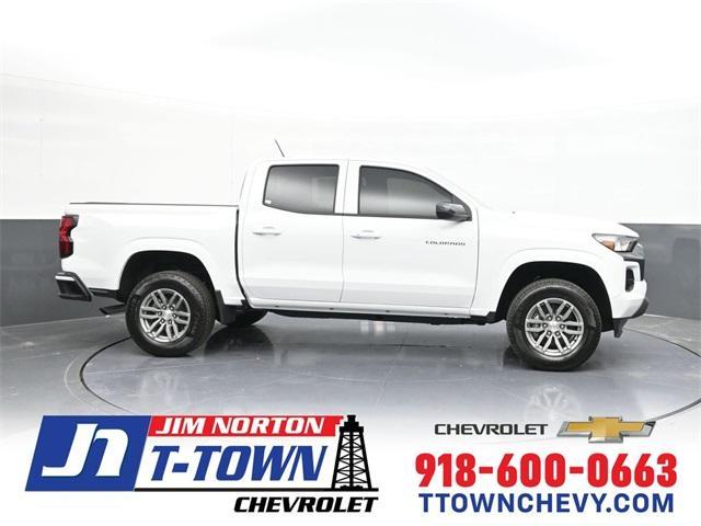 Photo of 2025 Summit White Chevrolet Colorado