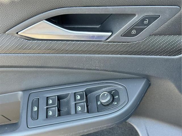 Photo of 2022 Lapiz Blue Metallic Volkswagen Golf R