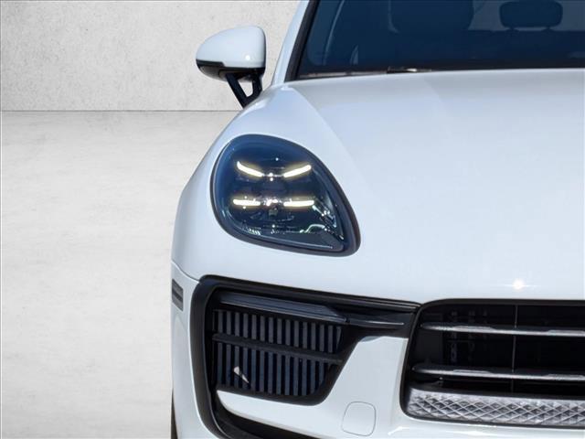 Photo of 2022 White Porsche Macan