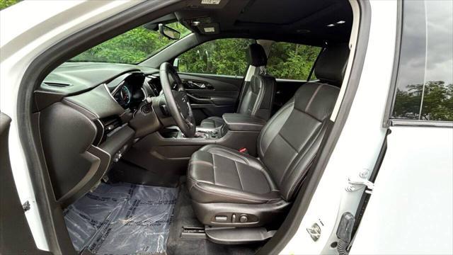 Photo of 2023 Summit White Chevrolet Traverse