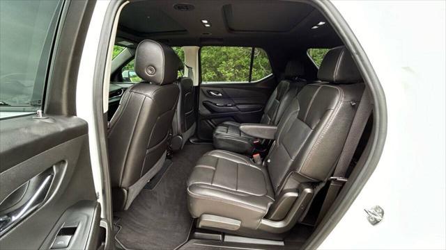 Photo of 2023 Summit White Chevrolet Traverse