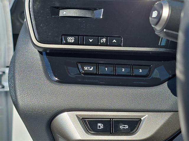 Photo of 2023 Eminent White Pearl Lexus RX 350