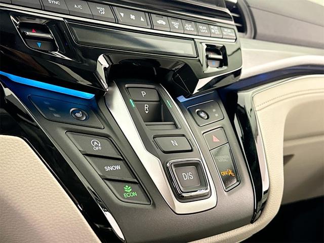 Photo of 2025 Solar Silver Metallic Honda Odyssey