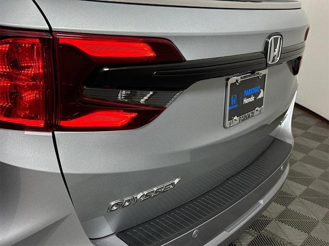 Photo of 2025 Solar Silver Metallic Honda Odyssey