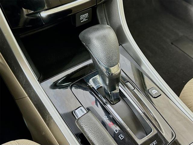 Photo of 2017 White Orchid Pearl Honda Accord Hybrid