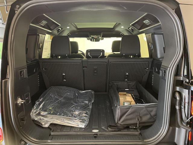 Photo of 2025 Santorini Black Metallic Land Rover Defender
