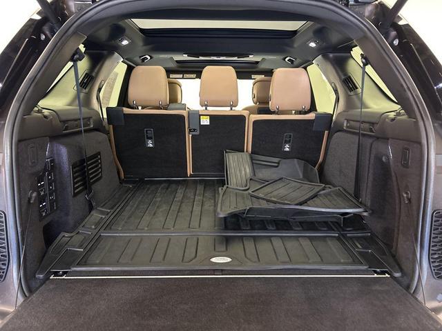 Photo of 2023 Gray Land Rover Discovery