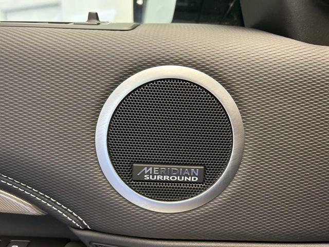 Photo of 2023 Gray Land Rover Discovery