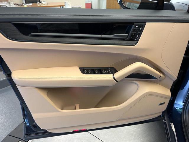 Photo of 2025 Algarve Blue Metallic Porsche Cayenne