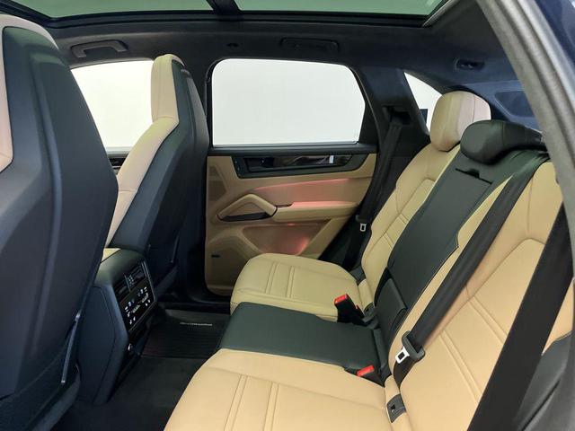 Photo of 2025 Algarve Blue Metallic Porsche Cayenne