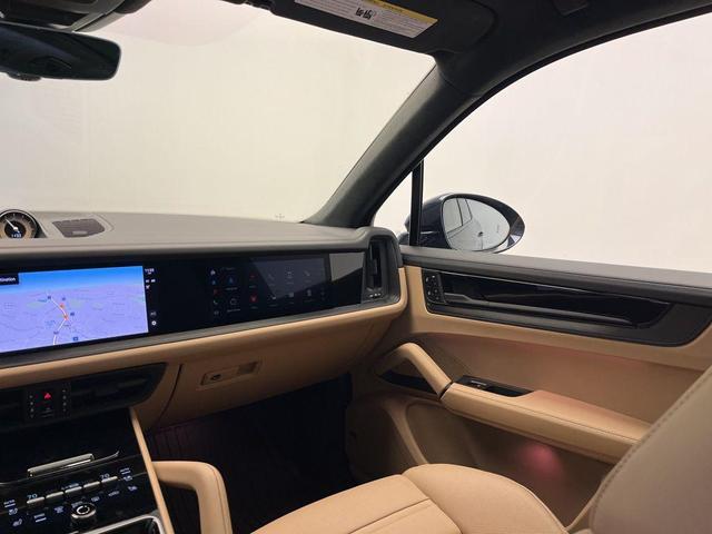 Photo of 2025 Algarve Blue Metallic Porsche Cayenne