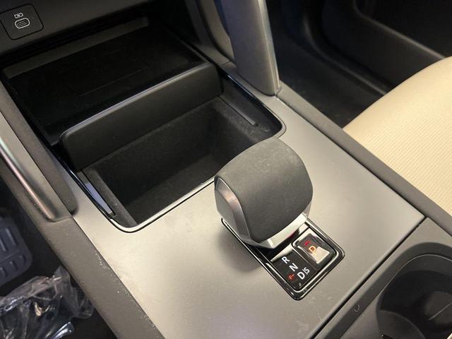 Photo of 2024 Varesine Blue Metallic Land Rover Discovery Sport