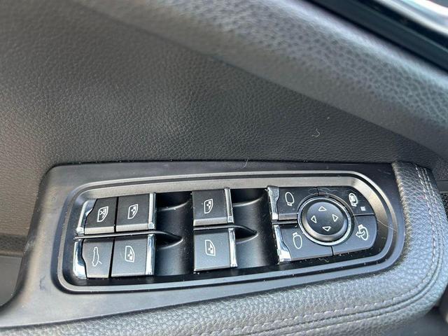 Photo of 2020 Dolomite Silver Metallic Porsche Macan