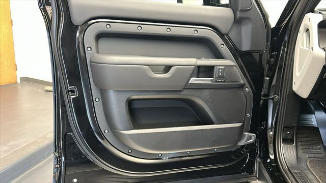 Photo of 2025 Santorini Black Metallic Land Rover Defender