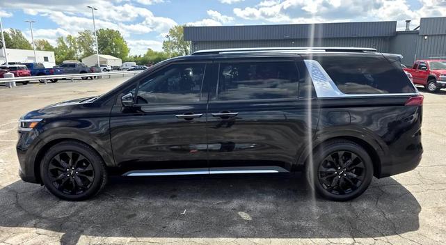 Photo of 2022 Aurora Black Kia Carnival