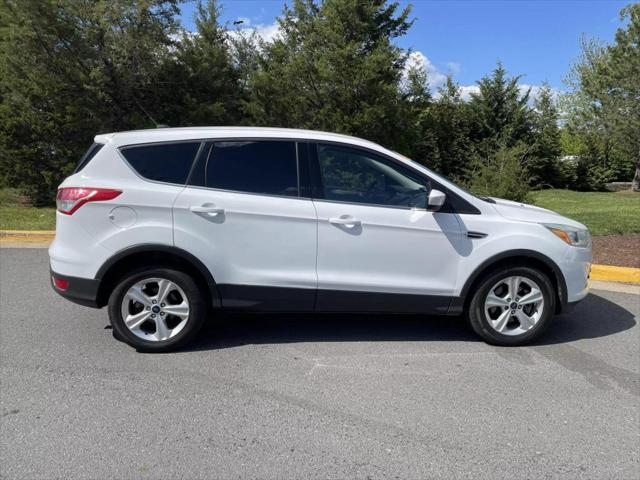 Photo of 2015 White Ford Escape