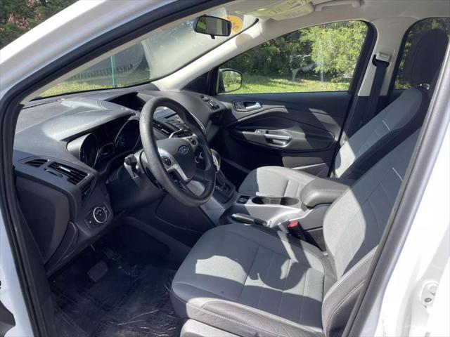 Photo of 2015 White Ford Escape