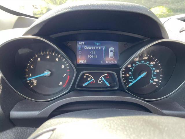 Photo of 2015 White Ford Escape