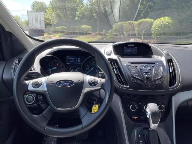 Photo of 2015 White Ford Escape