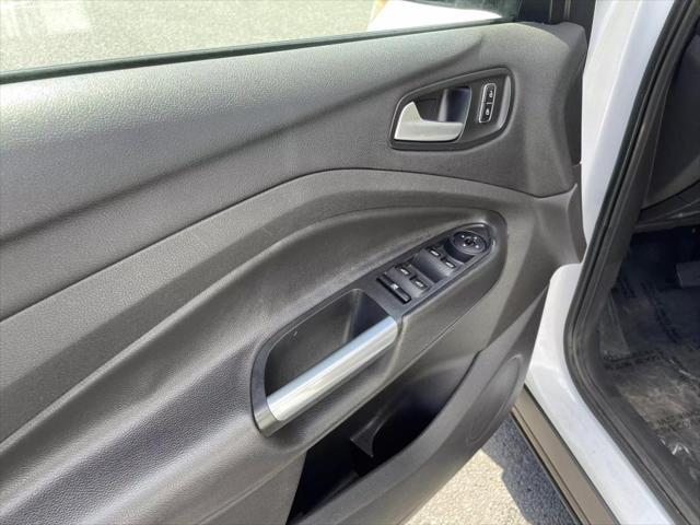 Photo of 2015 White Ford Escape