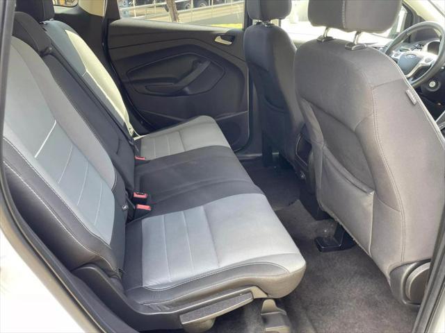 Photo of 2015 White Ford Escape