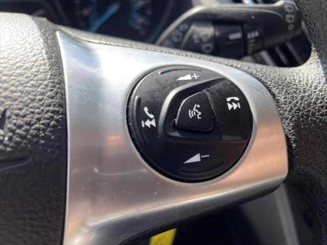 Photo of 2015 White Ford Escape