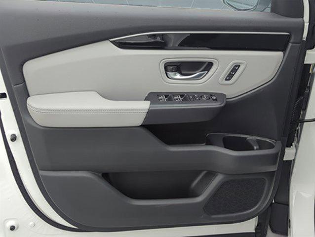 Photo of 2025 Platinum White Pearl Honda Pilot