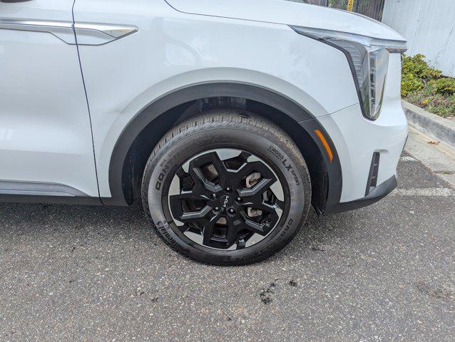 Photo of 2024 Glacial White Pearl Kia Sorento