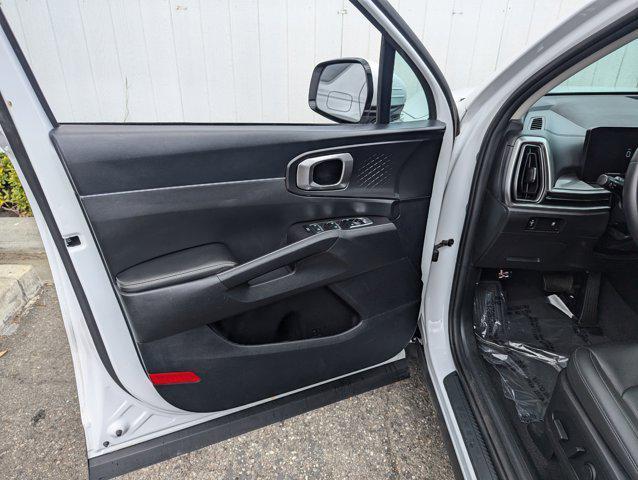 Photo of 2024 Glacial White Pearl Kia Sorento