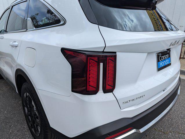 Photo of 2024 Glacial White Pearl Kia Sorento
