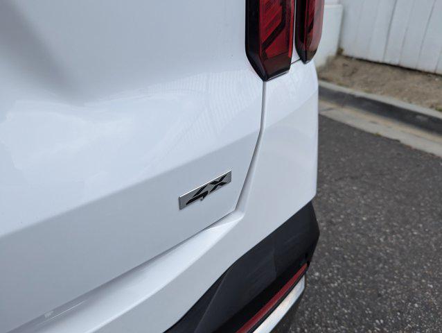 Photo of 2024 Glacial White Pearl Kia Sorento