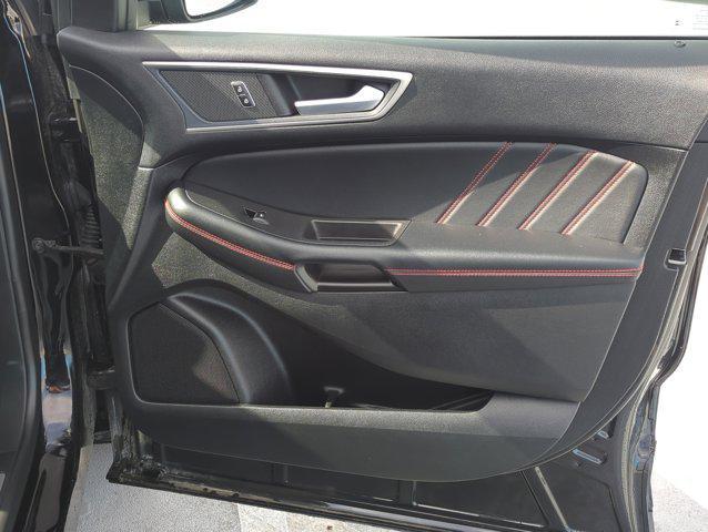 Photo of 2024 Agate Black Metallic Ford Edge