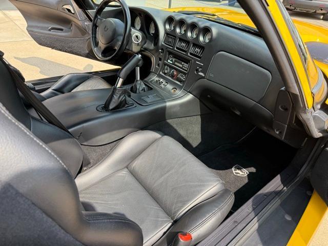 Photo of 2001 Yellow Dodge Viper