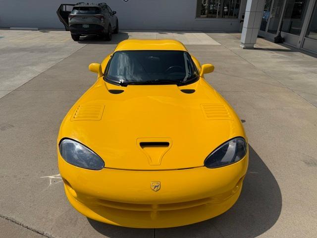 Photo of 2001 Yellow Dodge Viper