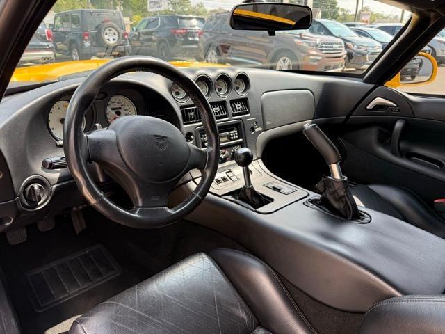 Photo of 2001 Yellow Dodge Viper