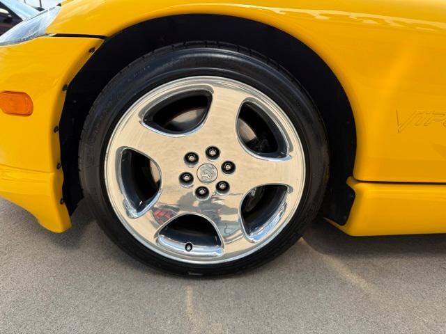 Photo of 2001 Yellow Dodge Viper