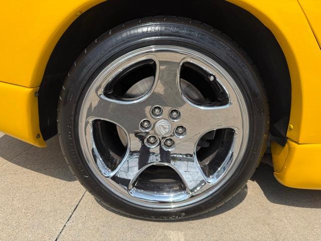 Photo of 2001 Yellow Dodge Viper